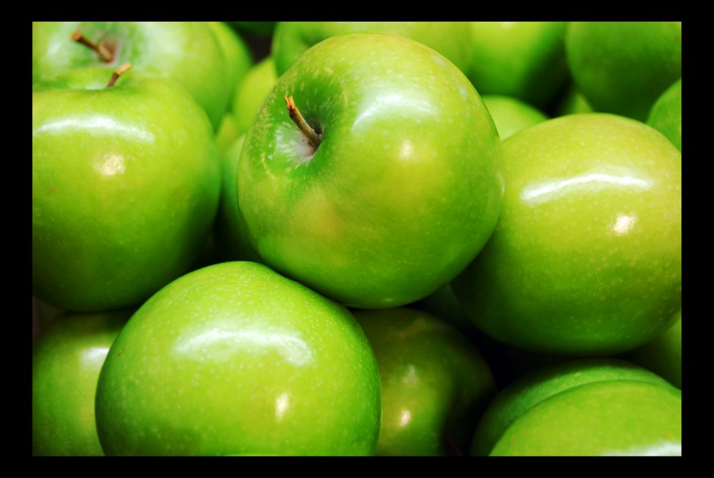 Study examines the benefits of organic apples versus conventional apples