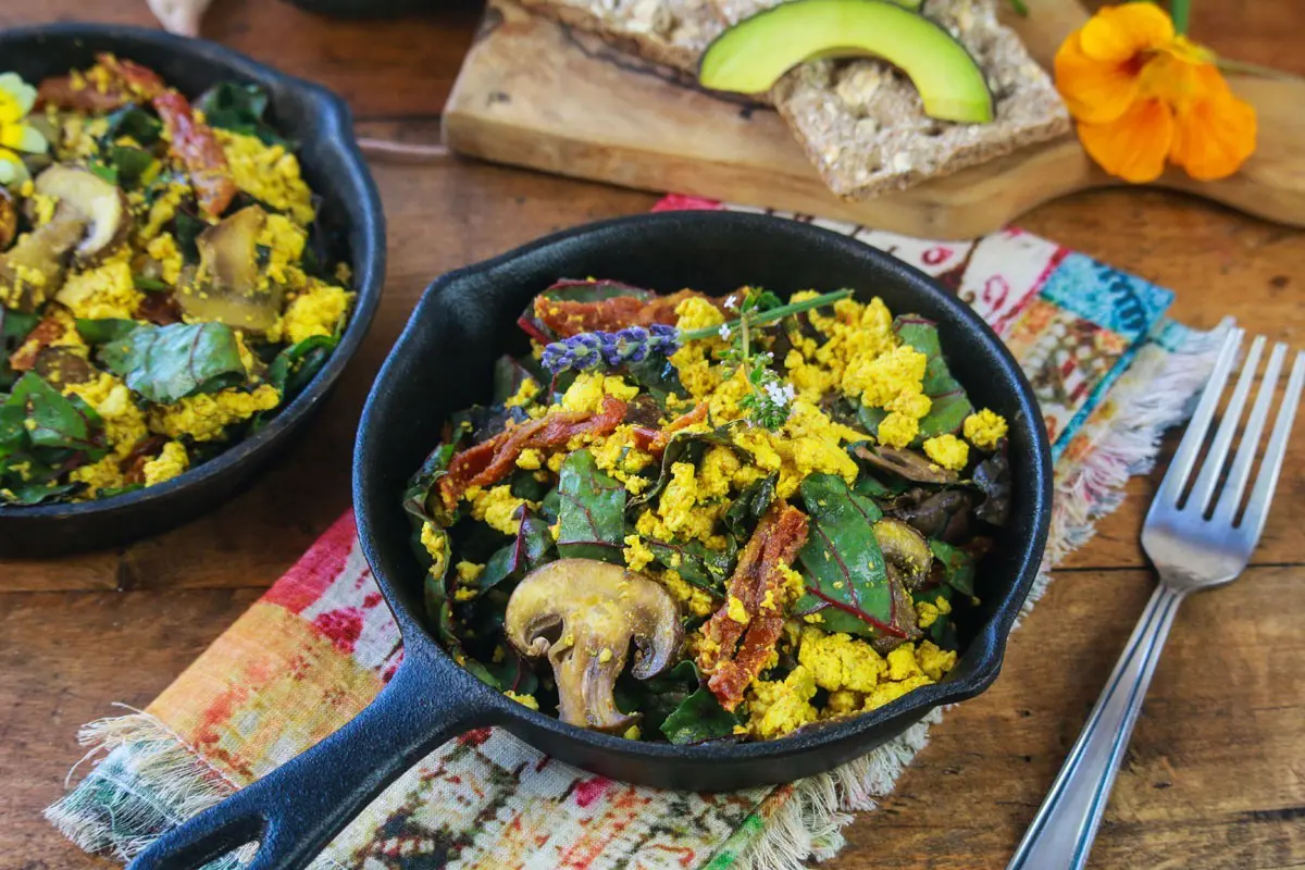 https://www.aicr.org/wp-content/uploads/2020/09/turmeric-tofu-with-greens.jpg.webp